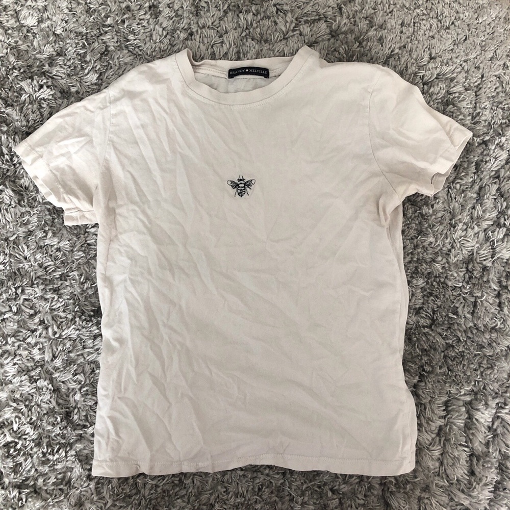 brandy melville embroidered bee t-shirt 🐝